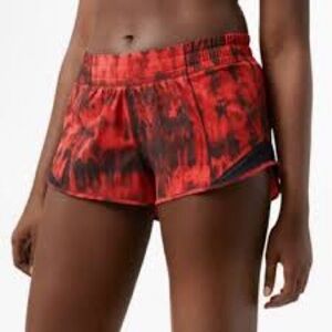LULULEMON Hotty Hot Low-Rise Lined Short 2.5” athletic workout summer vacation